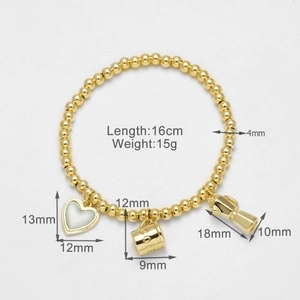 Vista detallada de la pulsera de cuentas bañada en oro 18k con dijes de corazón y cafetera moka