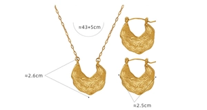 Detailed view of hammered gold necklace and earrings set with dimensions in cm