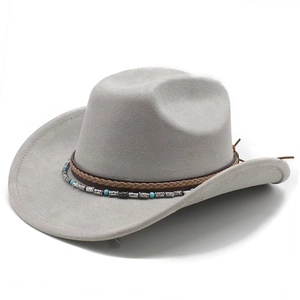 Détail du chapeau de cowboy en daim gris avec perles turquoise et ruban tressé ethnique