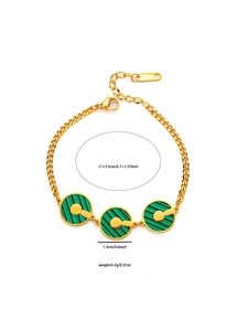 Dettaglio del bracciale in acciaio dorato con ciondoli a righe verdi e misure del prodotto