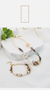 Dettaglio del set di gioielli in perle barocche e tormalina con ciondolo a cuore