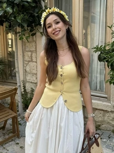 Camisole tricotée jaune pour femme coupe ajustée avec boutons métalliques décoratifs