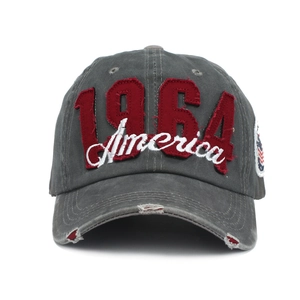 Detail der Stickerei 1964 America und Vintage-Distressed-Effekte auf dunkelgrauer Kappe
