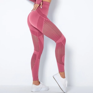 Detail der nahtlosen High-Waist-Yogahose mit seitlichen Mesh-Ausschnitten in Dunkelrosa