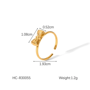 Detailed sizing of gold bow ring with 1.08cm length, 1.93cm diameter and 1.2g weight