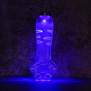 Vue détaillée du pendentif patte de chat brillant avec des lumières LED bleues et violettes