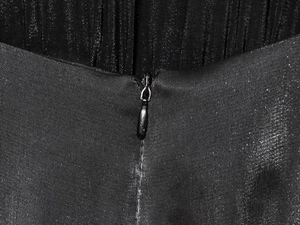 Détail d'une fermeture éclair invisible sur le tissu en satin noir du combishort