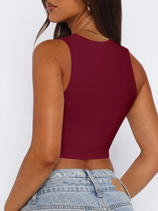Top corto bordeaux aderente con vista posteriore su modella che indossa i jeans