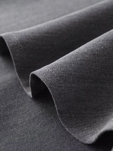 Gros plan détaillé du tissu de robe sans manches gris foncé montrant la texture