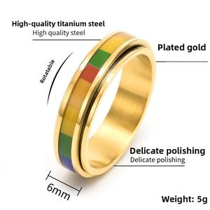 Dettaglio anello rotante in titanio dorato 6mm con peso 5g e centro arcobaleno