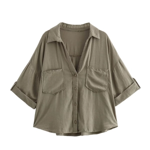 Chemisette vert olive avec col à revers et deux grandes poches sur la poitrine