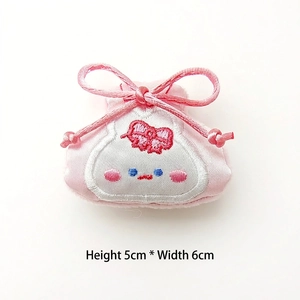 Pendentif sac porte-bonheur rose brodé avec dimensions détaillées de 5x6cm environ