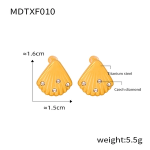 Detailed view of titanium steel shell-shaped earrings with Czech diamonds and dimensions
