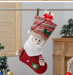 Détail d'une chaussette de Père Noël tricotée avec bordure en fourrure et flocon de neige
