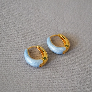 Orecchini minimalisti in smalto blu e ottone dorato con finitura effetto marmo