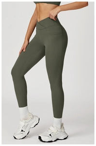 Détail du legging de yoga vert olive avec taille en V et poche latérale pratique
