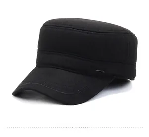 Détail d'une casquette d'hiver noire avec logo Sports en métal et coutures sur la visière