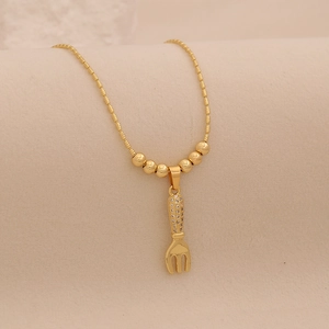 Élégant collier plaqué or 18 carats avec pendentif fourchette et cristaux de zircon