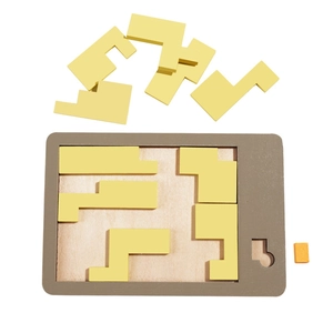 Herausforderndes geometrisches Holzpuzzle mit gelben Blöcken auf einer Holzplatte