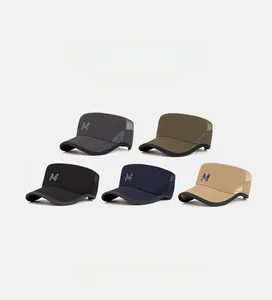 Flache Baseballkappen in 5 Farben mit atmungsaktivem Mesh und M-Stickerei-Detail