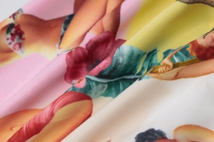 Makroaufnahme der glatten Stoffstruktur mit buntem Vintage-Figurendruck-Detail