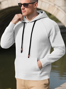 Detail von weißem Waffelgewebe an Herren-Kapuzenpullover mit schwarzem Kordelzug und Tasche