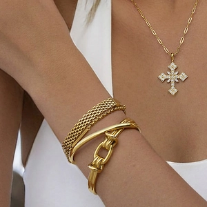 Set aus 18k vergoldeten Edelstahlarmbändern und Zirkon-Kreuzanhänger an Modell