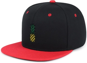Detailansicht einer schwarzen Snapback-Kappe mit roter Ananas-Stickerei auf der Krone