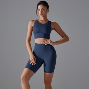 Vista frontale di un completo yoga blu navy con reggiseno sportivo e pantaloncini a vita alta