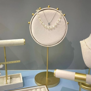 Support de présentation bijoux en velours beige avec cadre en métal doré pour colliers