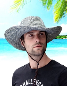 Gros plan d'un chapeau de soleil homme à large bord avec cordon réglable et plage