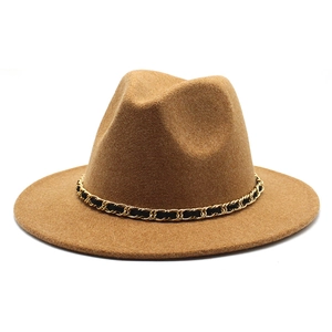 Classic camel wool felt fedora with decorative gold chain and wide brim for autumn style