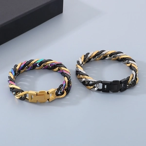 Détail de bracelets tressés en acier titane aux tons arc-en-ciel et argent avec fermoirs