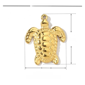 Dettagli tecnici di un ciondolo a tartaruga dorata in acciaio inox da 20mm per 16mm