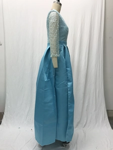 Détail du corsage en dentelle bleu clair et jupe en satin plissé de la robe de soirée