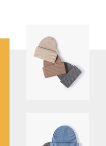 Detail der Rippstrick-Beanies in Beige, Braun und Blau mit dickem Umschlag-Design