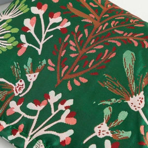 Vue macro de la texture de tissu floral jacquard vert pour détail de trousse de toilette