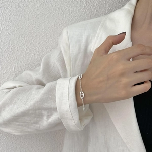 Elegant S925 sterling silver anchor link chain bracelet worn on a woman wrist
