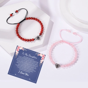 Détail du bracelet en perles avec pendentif de projection cœur et carte de vœux