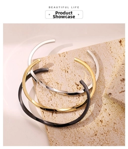 Bracciali aperti a forma di C nei colori oro, argento e nero su base in pietra