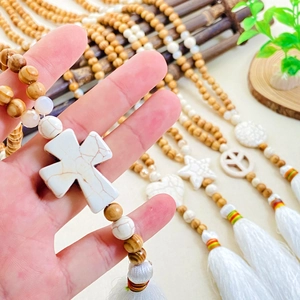 Χειροποίητο boho κολιέ με ξύλινες χάντρες, λευκές φούντες και διάφορα μενταγιόν