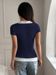 Vue arrière d'un t-shirt à manches courtes deux-en-un bleu marine et blanc style Y2K