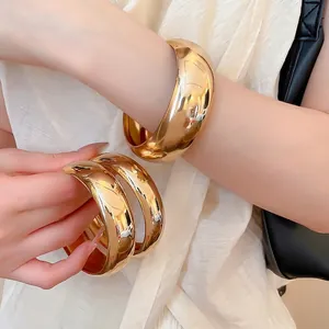 Bracelets géométriques minimalistes en métal poli doré pour femmes avec finition miroir