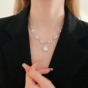 Collier luxueux avec pendentif goutte d'eau et zircons porté par un mannequin en noir