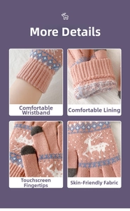 Detail van roze gebreide handschoen met touch-screen vingertoppen en warme fleecevoering