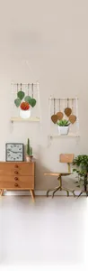 Détail de l'étagère murale boho en macramé avec feuilles tissées à la main et bois naturel
