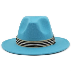 Dettaglio del cappello fedora in lana turchese con fascia intrecciata in stile etnico