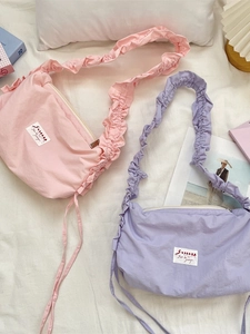 Elegante borsa a tracolla plissettata in rosa e viola con dettaglio nastro per donne