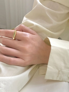 Primo piano di un anello a cupola in oro 18K lucido con elegante finitura a specchio