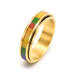 Dettaglio macro dell'anello rotante in acciaio dorato con colori arcobaleno LGBTQ